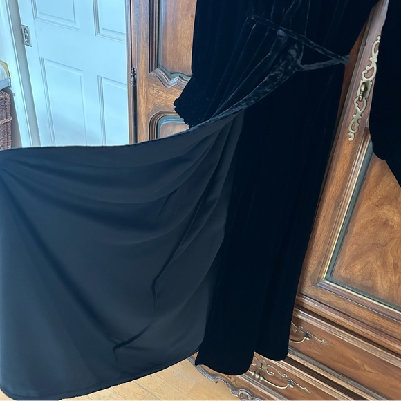 Garnet Hill ~ new ~ Black Velvet Wrap Midi Dress in size 12 - Picture 7 of 16